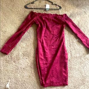 A maroon skin tight dress, very pretty👀😍